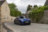 ナンバープレートの左端に緑色が入っているのがバッテリー駆動EVの証明（写真：MINI）