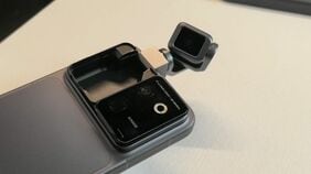 海外で登場した｢ロボットのように動くAIスマホ｣､飛び出すカメラはなぜ首を振る？｢相棒｣を目指す異色の進化