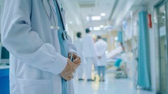 病棟で立つ医師