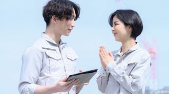 人にお願いする女性