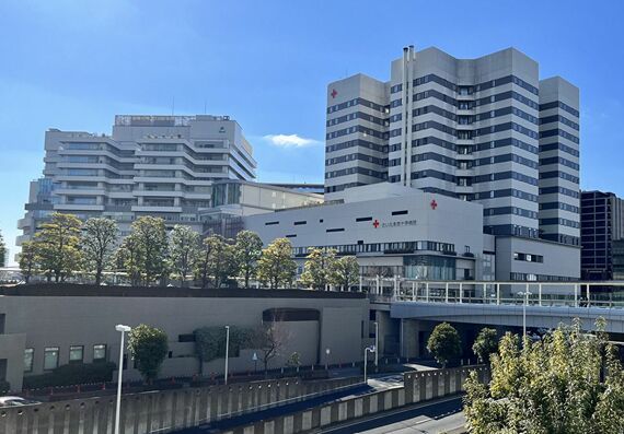 「さいたま赤十字病院」（右）と「埼玉県立小児医療センター」（左）