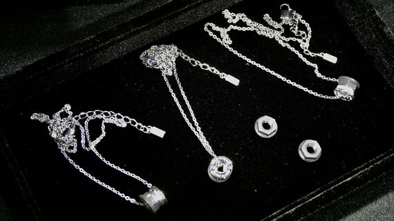 F1エンジンなどの貴重な収蔵品のほか、限定版のコレクターズアイテム、署名入りグッズなどを提供する、ホンダ・レーシングが展開しているビジネス「メモラビリア」。その新コレクションとして公開されたエンジン分解時に生まれた部品を用いたジュエリーたち