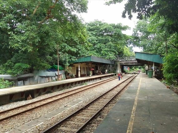 ミャンマー 郊外の駅