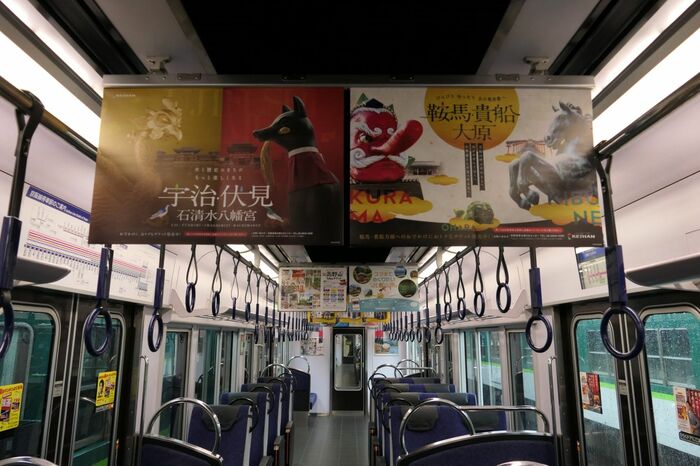 8000系と違い、車内に中吊り広告がある