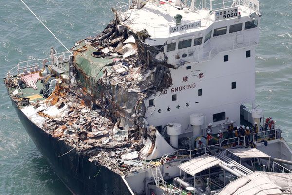 連絡橋に衝突し、自力航行ができなくなったタンカー