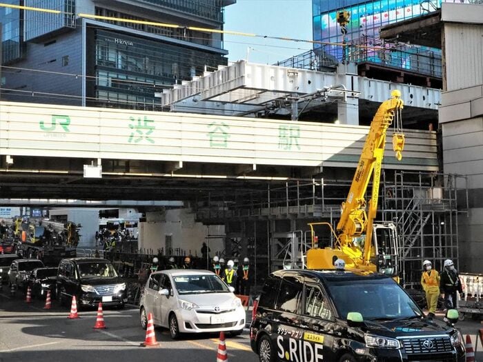 架道橋の工事は車線を規制して日中も行われた