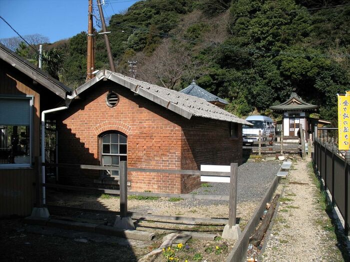 旧敦賀港駅に残る赤レンガのランプ小屋