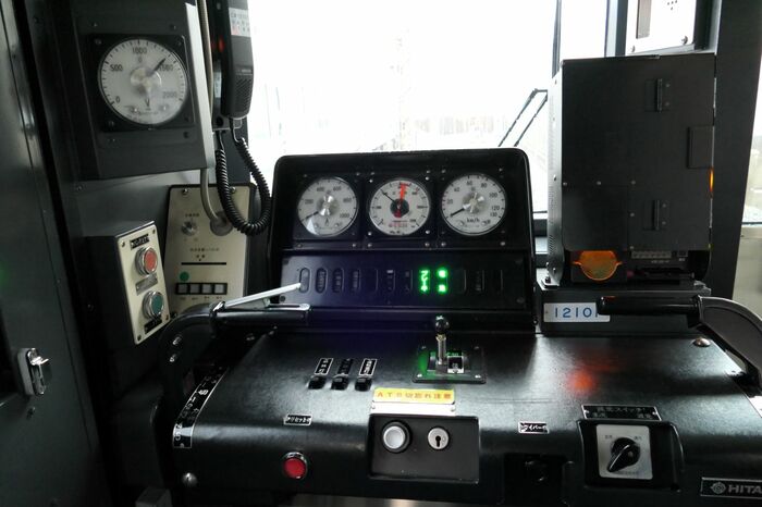 12000系の運転台