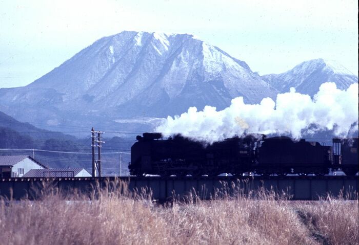 三瓶山をバックに山陰本線を走るD51