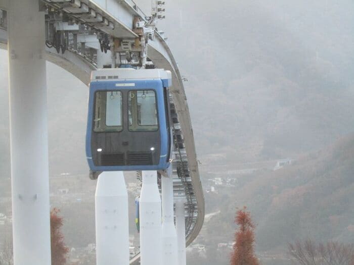 快走するスカイレールの車両