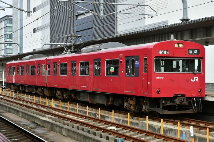 鮮やかな赤色に塗られた播但線用の103系