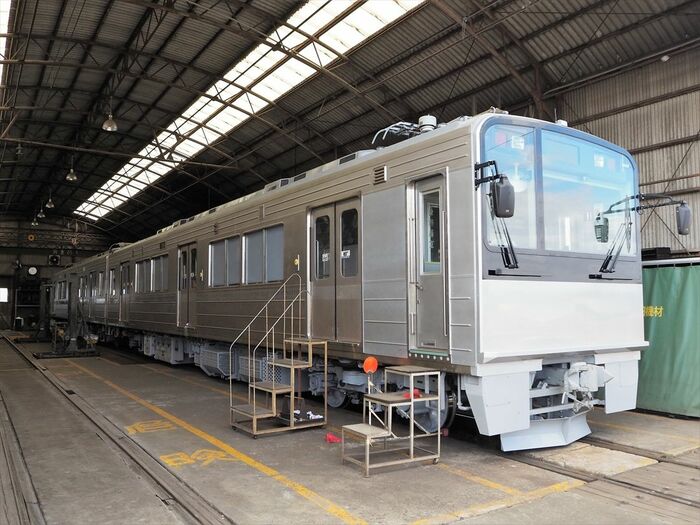 改造中の新型車両20100形