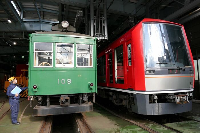 3000形アレグラ号（右）と並んだ109号