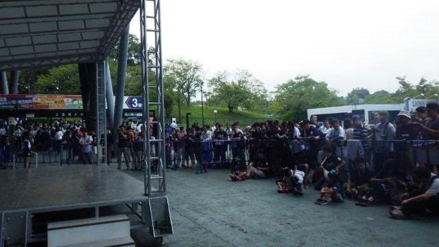 ちびっこは柵内でのかぶりつきOK