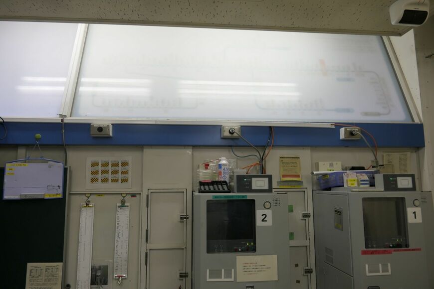 運賃表と券売機の裏側（記者撮影）