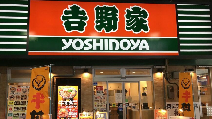 20年間来店数日本一を維持している吉野家有楽町店。このどデカい看板に客を引き寄せる力があるのだろうか（筆者撮影）