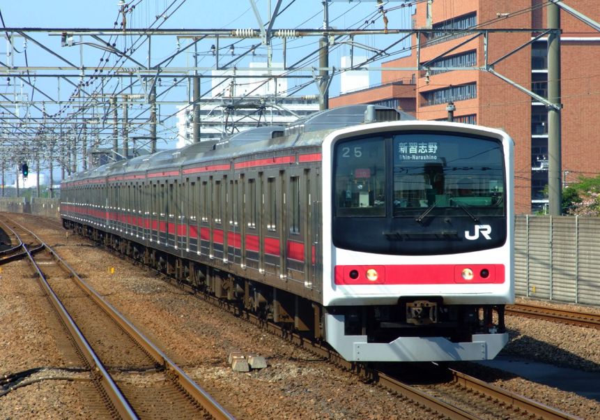 京葉線で活躍した205系。フロントマスクが変更され「メルヘン顔」に（写真：IK/PIXTA）