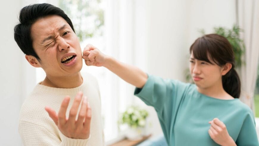 惹かれ合って結婚したはずなのに、なぜ夫婦は対立関係になってしまうのか（写真：mits／PIXTA）
