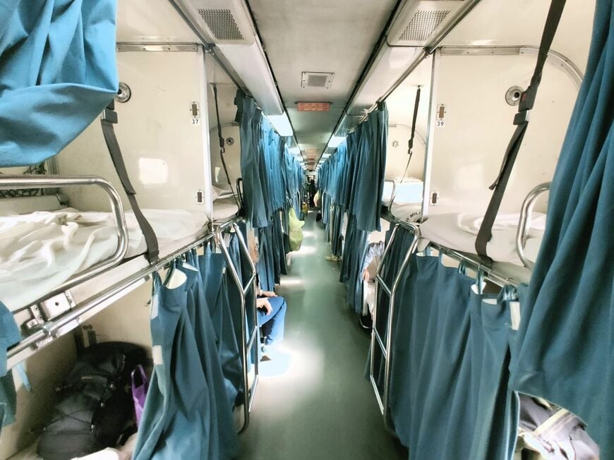 寝台車は中央通路タイプの二段式（筆者撮影）　