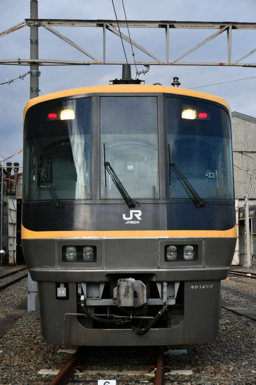 キヤ141系の前面。ライトは前面窓の上下にある（筆者撮影）