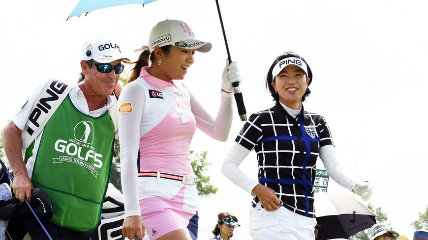 2016年に、女子ゴルフの国内ツアーで2年連続賞金女王に輝いたイ・ボミ選手（左）と21位の大山志保選手。イ選手の獲得賞金は約1億7500万円、大山選手は約4000万円だった（写真：日刊スポーツ/アフロ）