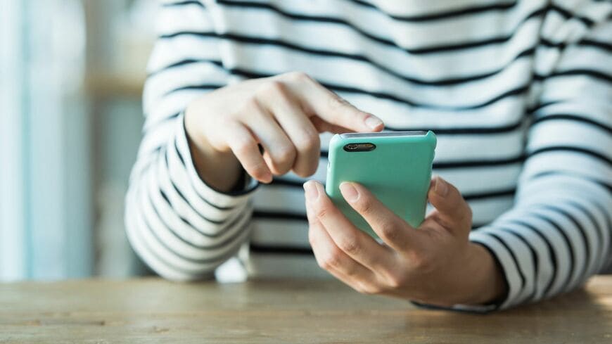 LINEの二次元コードリーダーの機能をご存じでしょうか？ （写真：shimi／PIXTA）