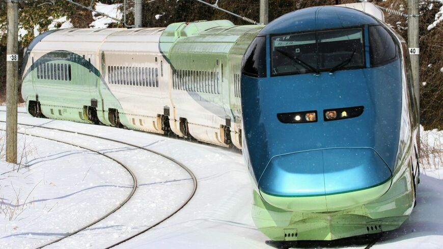 JR東日本の観光新幹線車両「とれいゆつばさ」（写真：なわぬー／PIXTA）