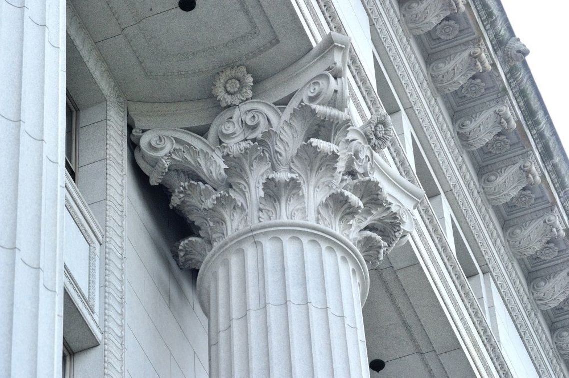 アカンサスを彫った柱頭の細かい彫刻は外観の見どころ