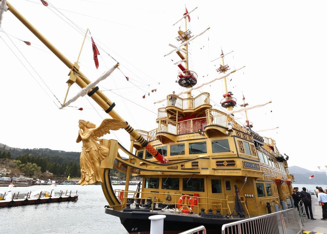 金色を基調とした「クイーン芦ノ湖」の船体