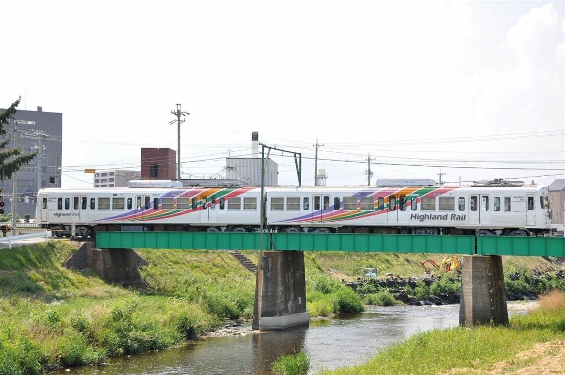 被災前の田川橋梁を渡る列車