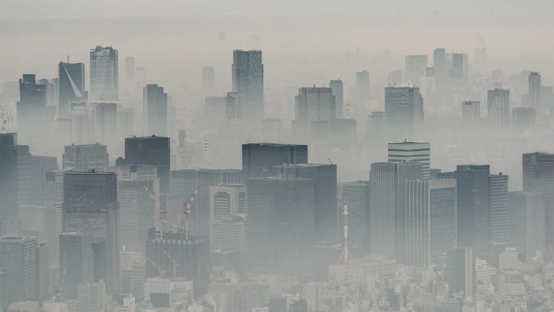 もやがかかった高層ビル群