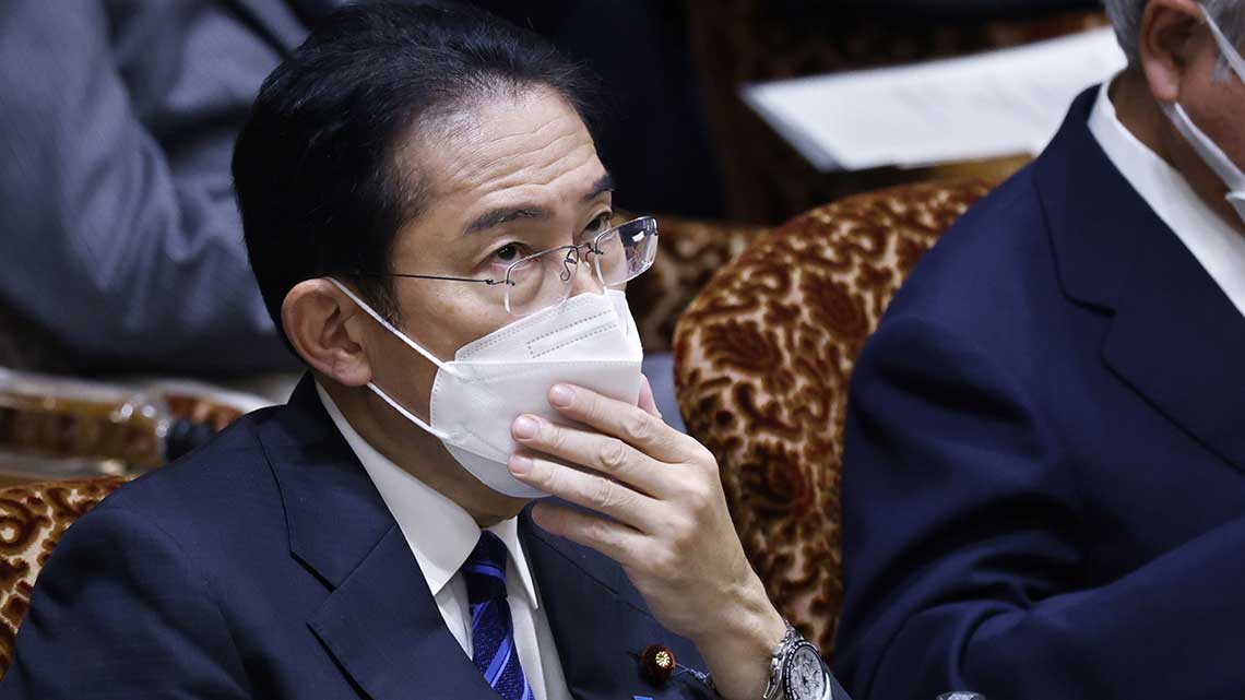 予算委員会のセッションで一時停止する岸田文夫首相