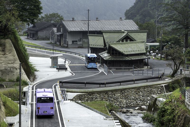 釈迦岳トンネルを出た日田行きが交換の添田行きが待つ筑前岩屋駅に進入。差し掛かる橋は左側の沢からの土石流により鉄橋が流され完全な新設となった（写真：久保田 敦）