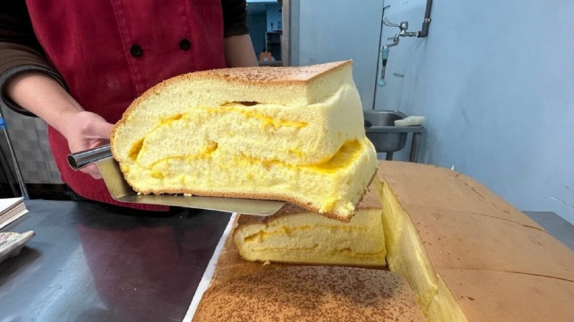 焼き立ての断面からは、湯気が立ち上がる（写真：筆者撮影）