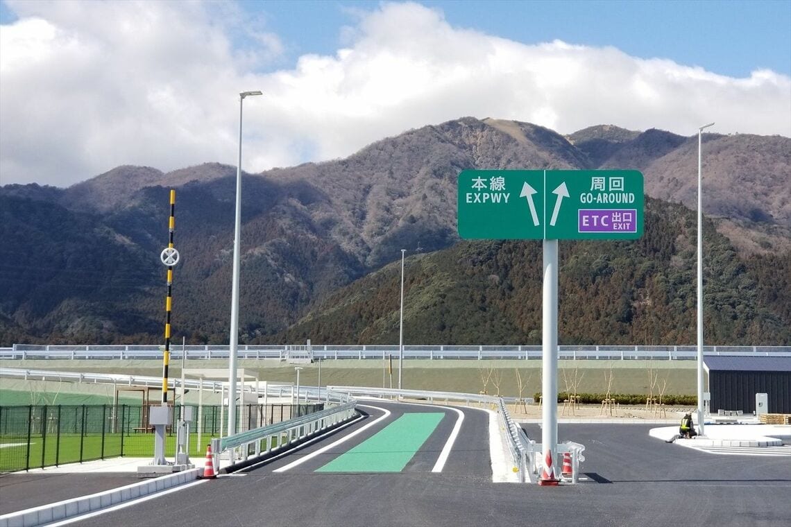 わずかな勾配だがここも積雪で立ち往生が…（写真：devilnya / PIXTA）