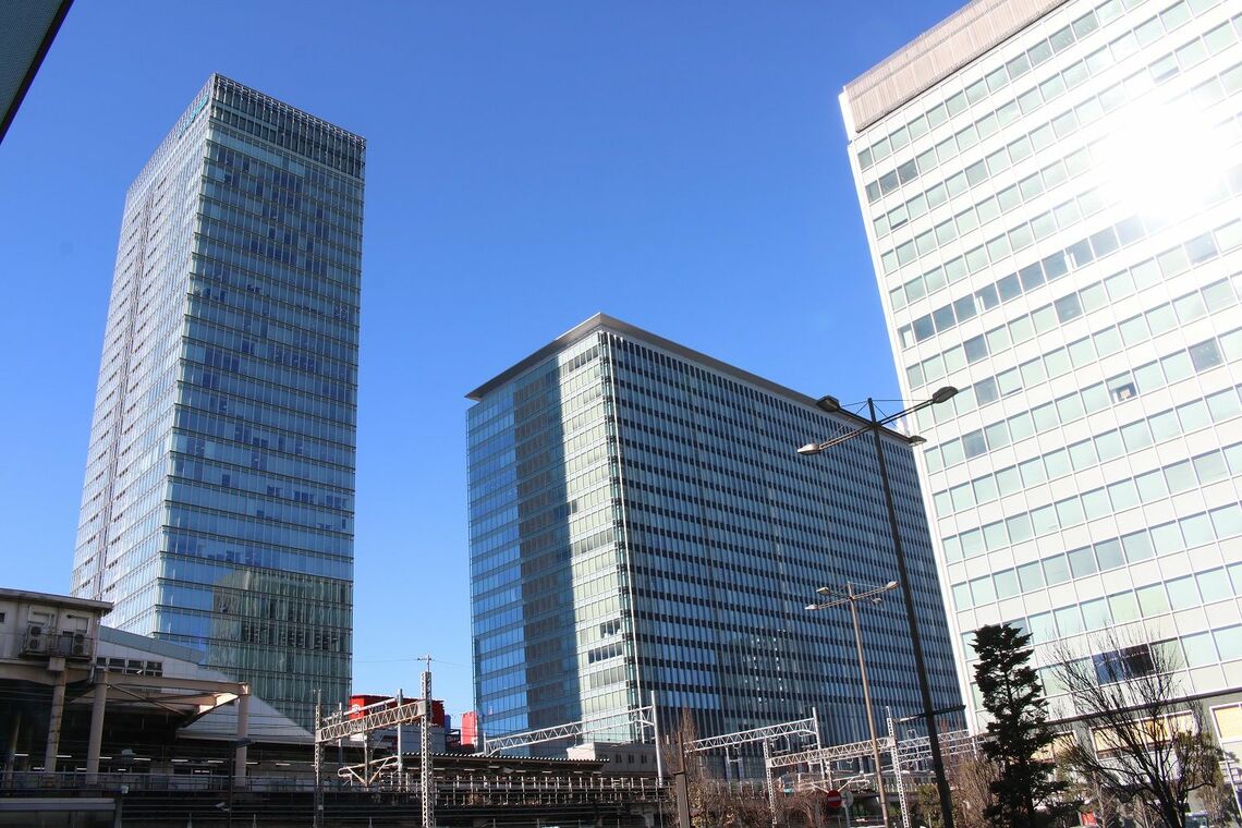 秋葉原駅前に集まる高層ビル群。中央が秋葉原UDX（筆者撮影）