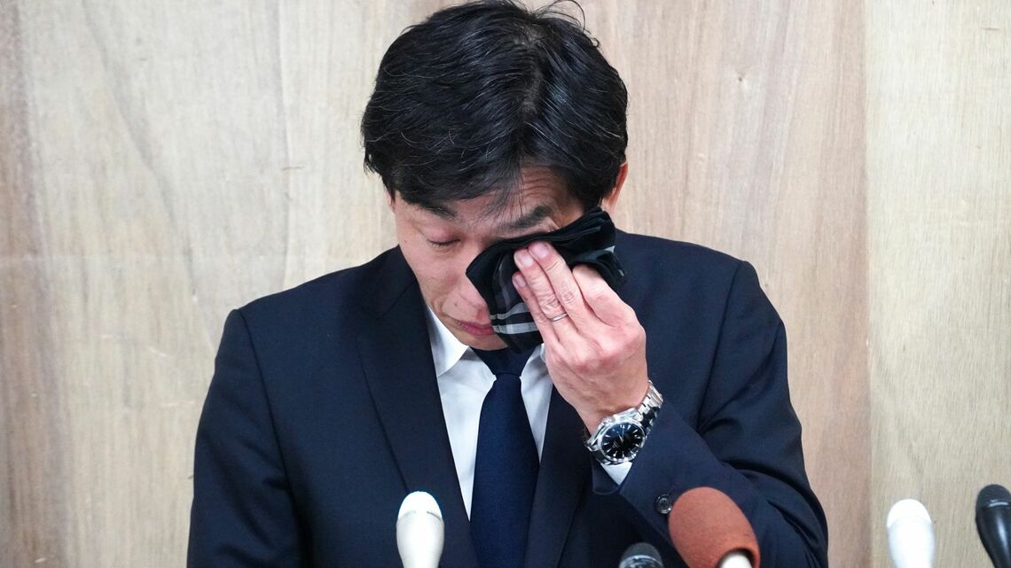 架空の政治資金パーティー開催疑惑についての記者会見する元市議の村山祥栄氏(写真:時事)