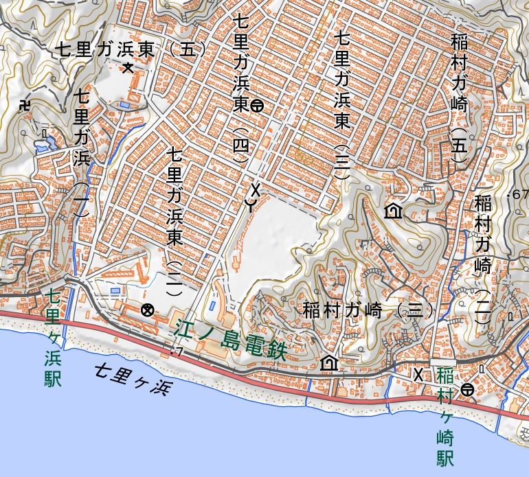 駅名と町名、自然地名で表記が異なる七里ヶ浜と稲村ヶ崎。鎌倉市内の町名は「ガ」で統一されている。地理院地図（陰影起伏図透過率80％）令和4年11月8日ダウンロード