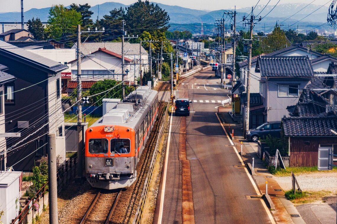 市街地の中を走る北陸鉄道浅野川線。写真の車両は元京王3000系（撮影：鼠入昌史）