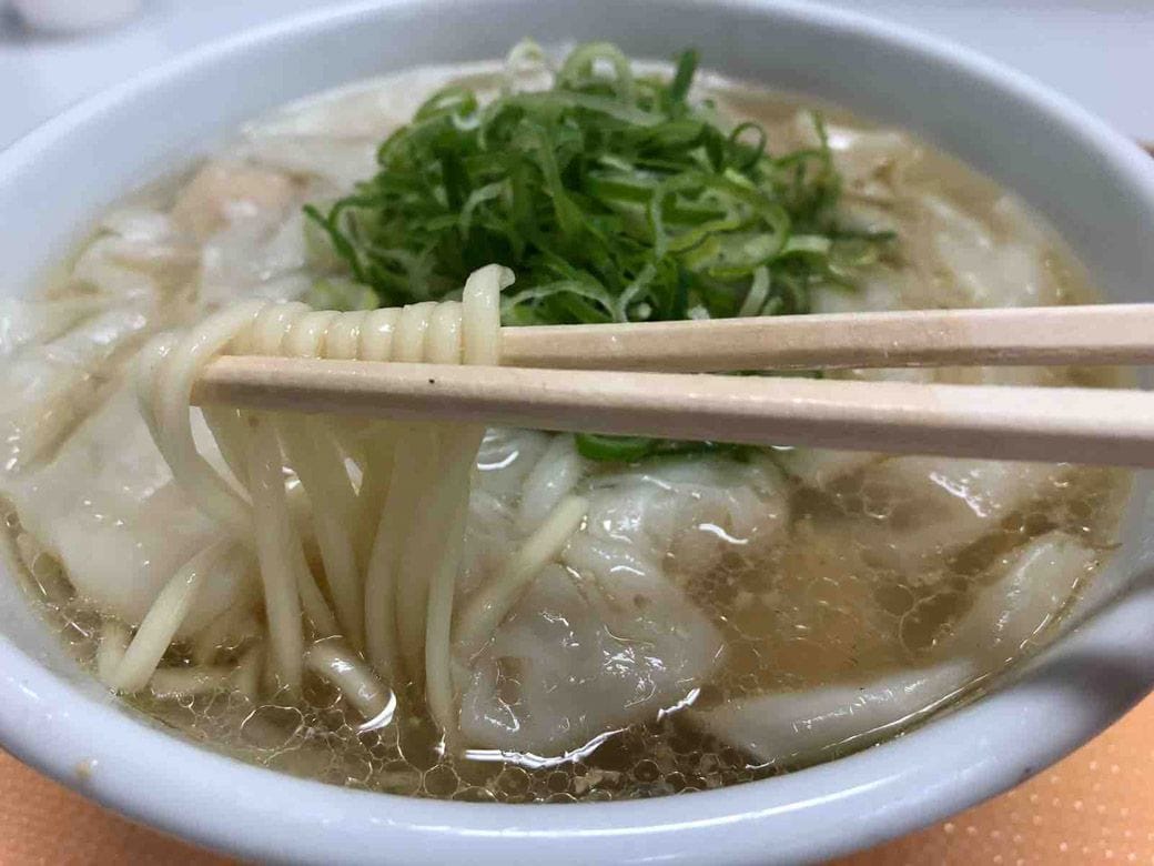 ワンタンメン「雲海」には、しなやかな乾麺を使用している（筆者撮影）