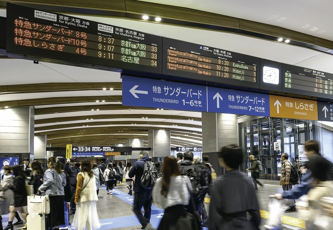 混雑時間帯の乗換改札口の光景。自動改札を奔流のように人が流れてゆくが、発車標を見上げて立ち止まる人は多く、有人改札口もすぐに渋滞が発生する（写真：久保田 敦）