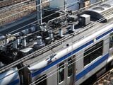 架線と常磐線電車（E531系）のパンタグラフ付近。電車は架線からパンタグラフで電気を取り入れて走っている（記者撮影）
