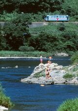 川遊びの人々でにぎわう夏の根尾川と樽見鉄道の列車（撮影：南正時）