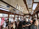 リスボンのトラム旧型車両路線の利用者はほぼ観光客（筆者撮影）