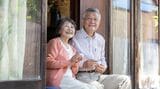 縁側でお茶を飲む老夫婦