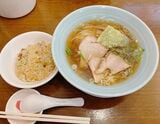 「王様ラーメン」と半チャーハンのセットで850円。お手頃価格が嬉しい（筆者撮影）