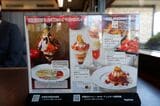 ロイヤルホスト鎌倉山店のデザートメニューの一部。季節に合わせたラインナップにそそられる（写真：筆者撮影）