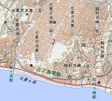 駅名と町名、自然地名で表記が異なる七里ヶ浜と稲村ヶ崎。鎌倉市内の町名は「ガ」で統一されている。地理院地図（陰影起伏図透過率80％）令和4年11月8日ダウンロード