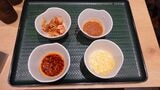 煩悩トッピングの数々。右上は吉野家の「にんにくマシマシだれ」と同様のようだ（筆者撮影）