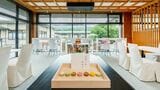 世界的なパティシエであるピエール・エルメ氏と提携したカフェ。日本の素晴らしいものを世界へ発信するブランド「Made in ピエール・エルメ」を構成する贅沢な空間だ